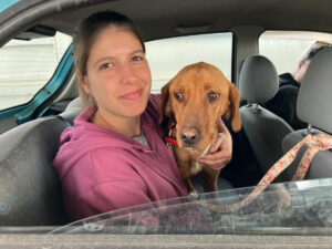 Maja and Hela in the car